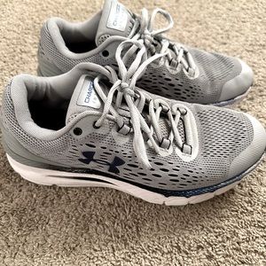 Under Armour men’s size 8 tennis shoes (gray)